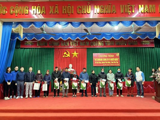 Trao quà Tết Nguyên đán Giáp Thìn cho hộ nghèo, cận nghèo, hộ có hoàn cảnh khó khăn xã Hạ Giáp