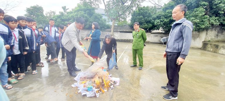 Xã Hạ Giáp thành lập đoàn kiểm tra đột xuất về an toàn thực phẩm đối với các cơ sở bán hàng tạp hóa gần cổng trường học trên địa bàn xã Hạ Giáp